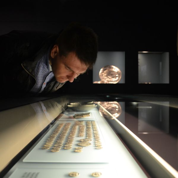 Semantic Web Technologies Applied to Numismatic Collections