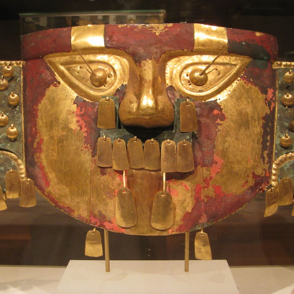 New York - Peruvian gold mask from the Met